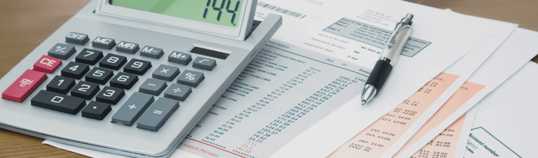 fotografia de várias papéis e uma calculadora para ilustrar o planejamento tributário 