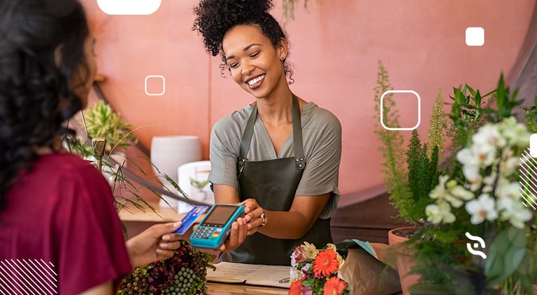 empreendedora sorrindo utilizando 5G e pagamentos digitais