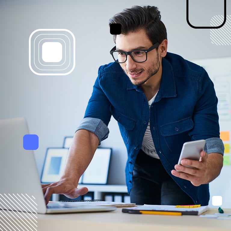 foto de homem com óculos, celular na mão e mexendo em notebook conhecendo os MPAs
