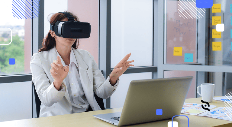 mulher empreendedora em frente a notebook com oculos de realidade virtual descobrindo a aplicação do metaverso nas empresas