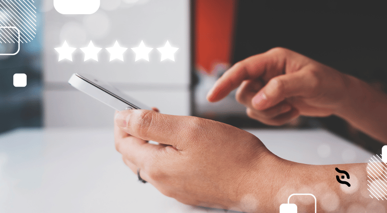 mão mexendo em celular omnichannel