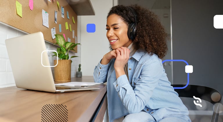 foto de mulher sentada com fone de ouvido em frente a um computador entendendo como reduzir o chargeback com tecnologia 