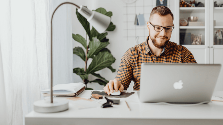 profissional realizando controle financeiro de forma automatizada