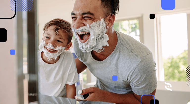 imagem de pai e filho sorrindo e celebrando o dia dos pais 2022