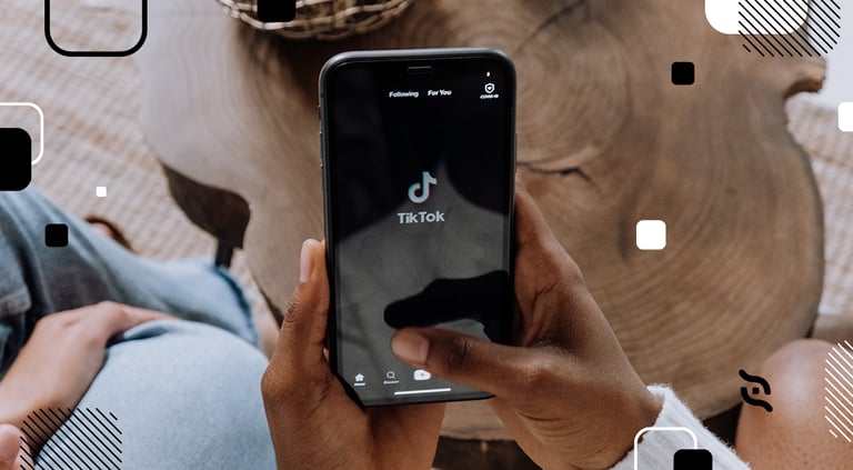 mão de jovem segurando celular com app do tiktok efeito do tiktok
