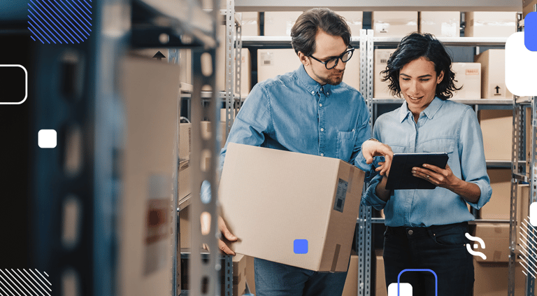 empreendedores com caixa e tablet na mão procurando como resolver estoque parado