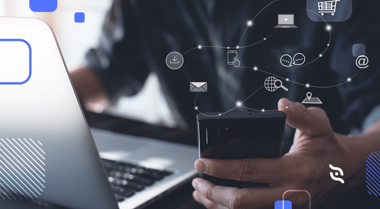 mão de usuário segurando celular com ilustrações de redes sociais e estratégias de marketing digital