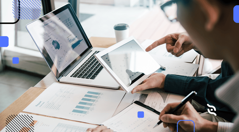 empreendedores com notebooks e tablet lendo guia completo de conciliação financeira