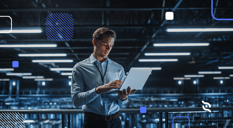 homem em pé em frente a um serviço de computação em nuvem, segurando um laptop e entendendo IaaS, PaaS e SaaS