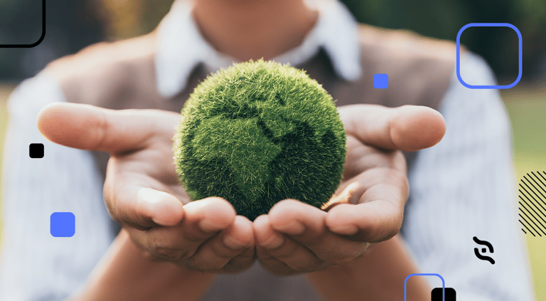 mãos de criança segurando uma bola verde em referência ao cuidado ao planeta terra e net zero
