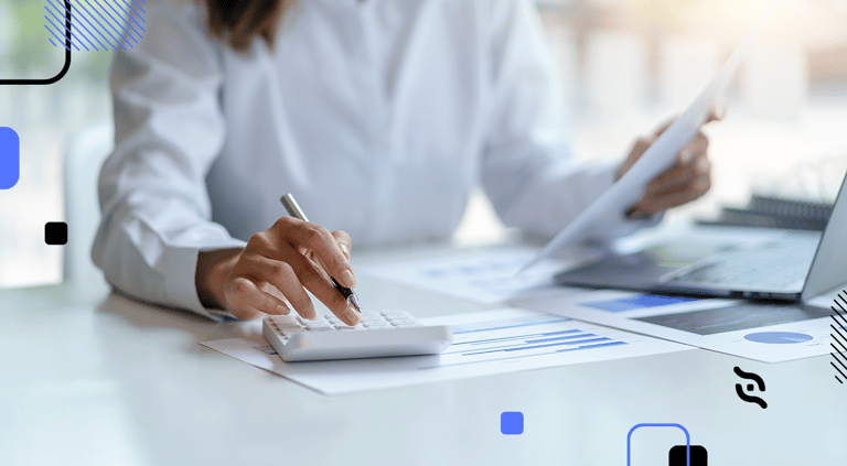 empreendedores pesquisando sobre o que é crm