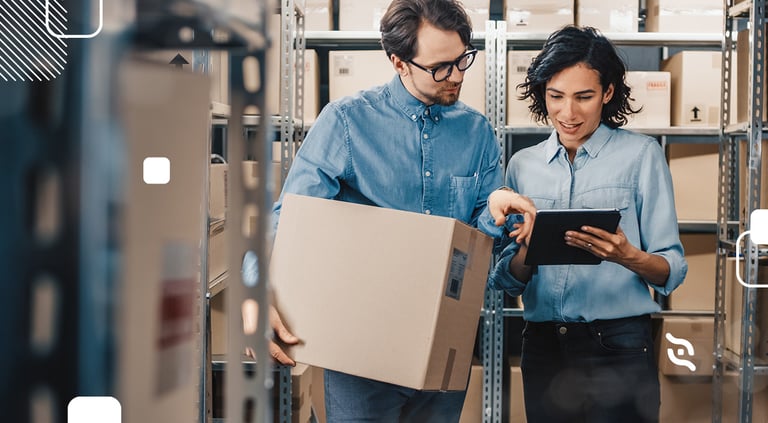 dois empreendedores com caixa e tablet em estoque pesquisando o que é D2C