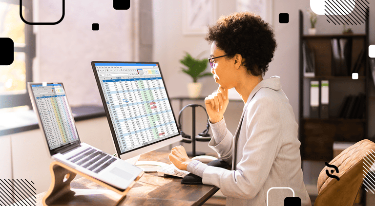 colaboradora de empresa em frente ao computador fazendo uma planilha de orçamento empresarial