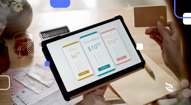 mão de pessoa segurando tablet e fazendo transação em uma plataforma de cobrança recorrente