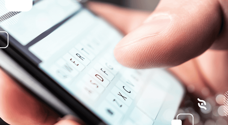 pessoal recebendo um SMS na tela do celular, ilustrando régua de cobrança