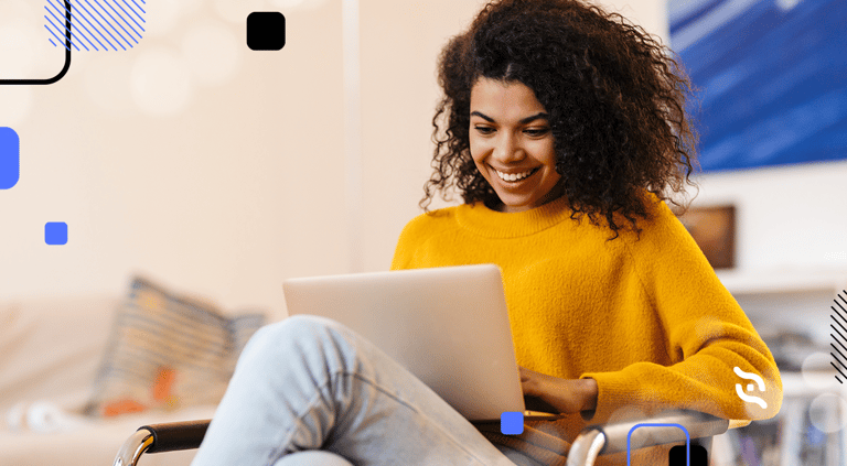 mulher sorrindo com notebook no colo sobre satisfação do cliente