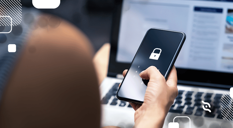 segurança da informação - pessoa com celular