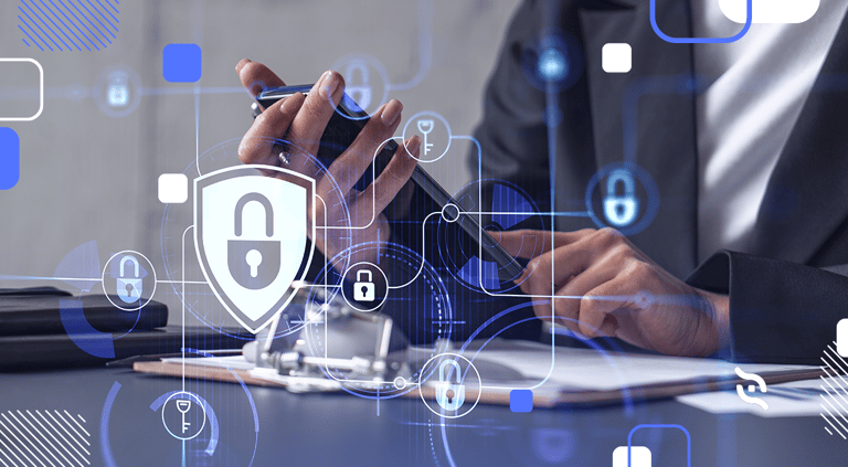mão de uma pessoa mexendo no celular utilizando a tokenização de pagamentos