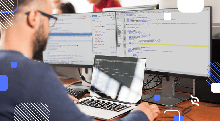 profissional olhando para tela de notebook pesquisando sobre webhook